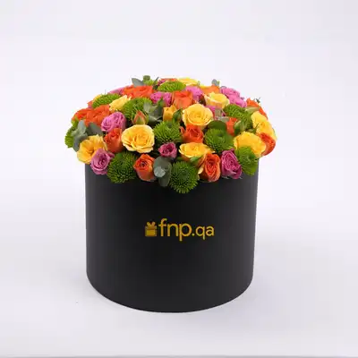ورود مختلطة الألوان أنيقة في صندوق زهور سوداء فاخر - ترتيب