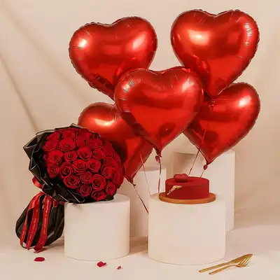باقة ورود مع كيك و بالونات شكل قلب