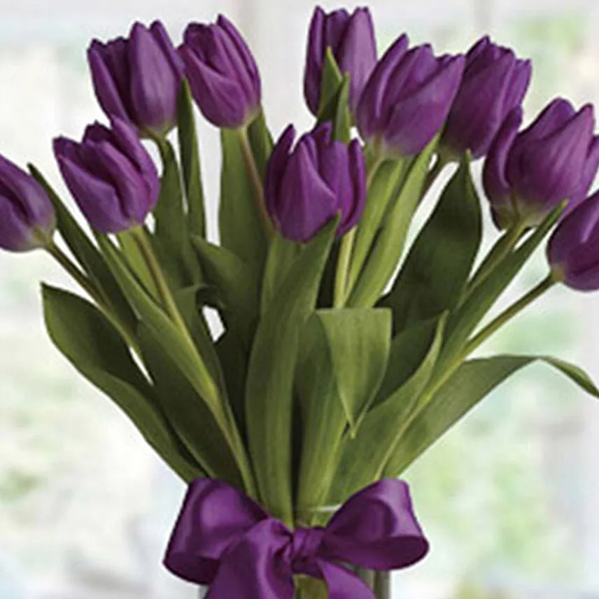 10 Sweet Tulips In Glass Vase With Moet and Chandon