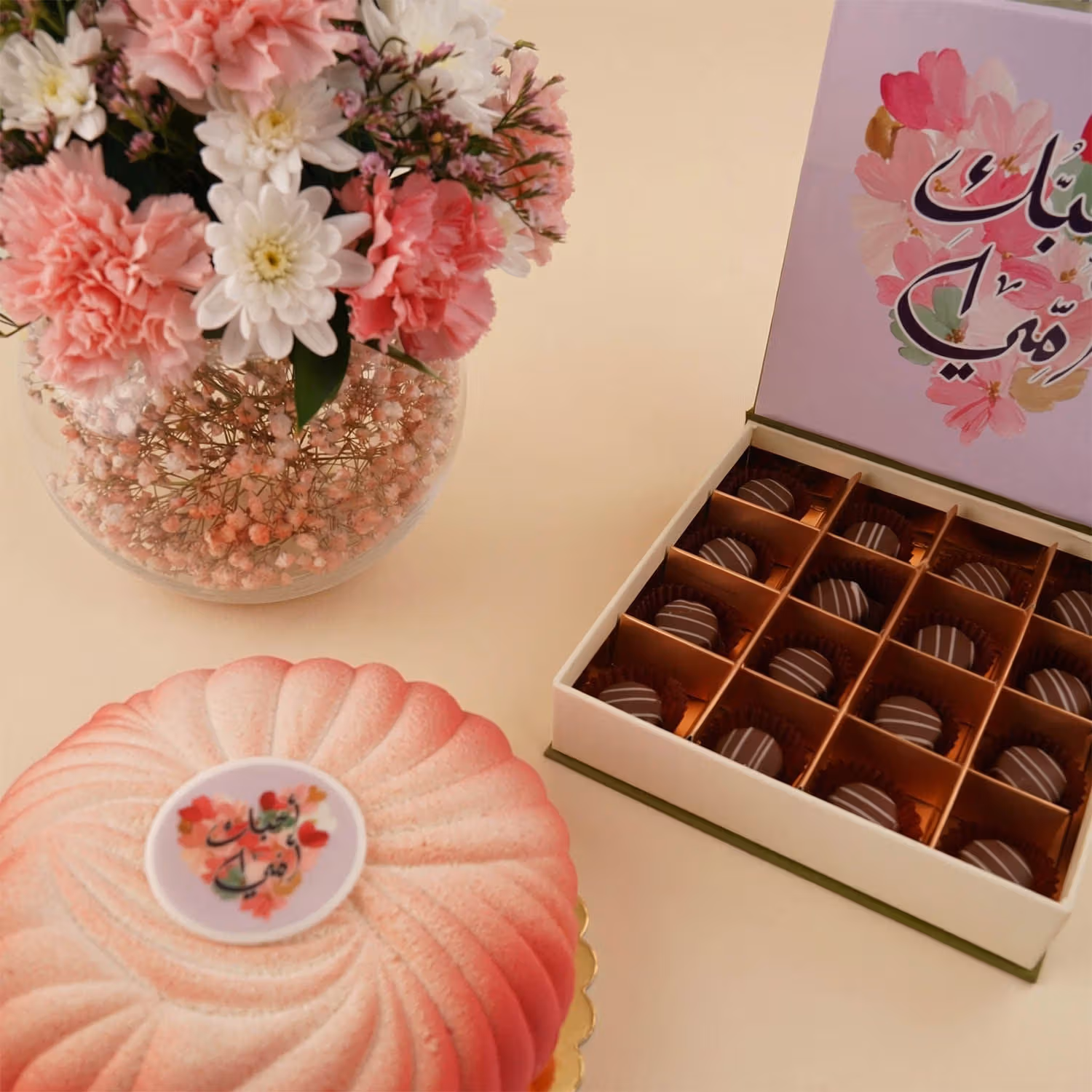مزهرية نوّارة البيت مع كيك وشوكولا