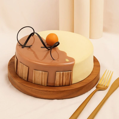 Luxurious White Chocolate Fudge Cake with Caramel Elegance