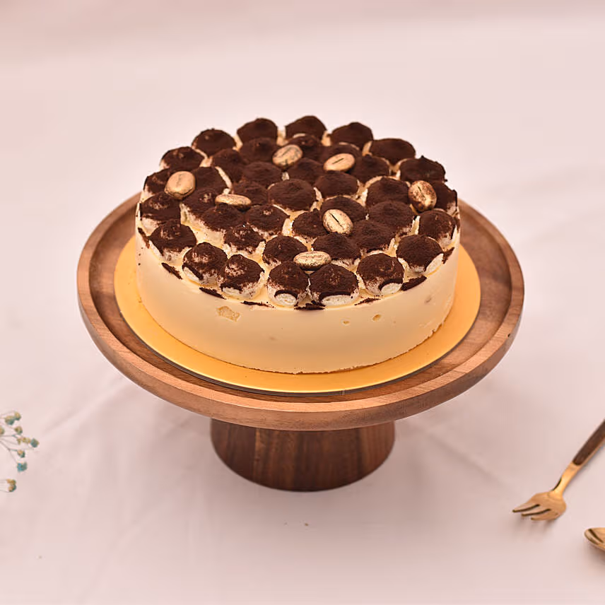 Irresistible Tiramisu Cake With Red Roses Bouquet