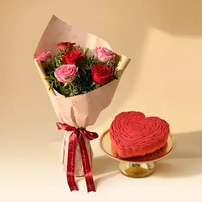Charming Pink & Red Roses Bouquet with Heart-Shaped Chocolate Cake