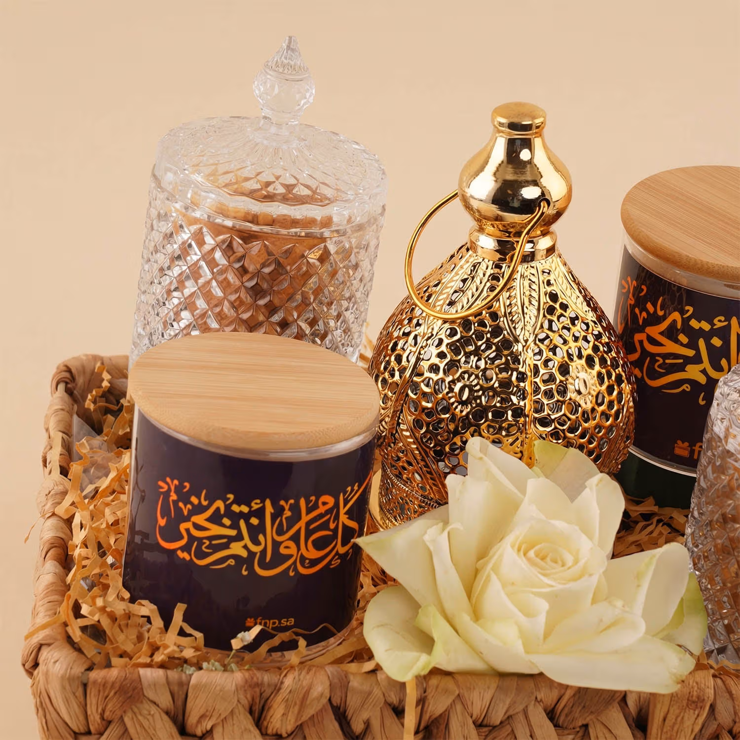 سلة طيبات فانوس رمضان مع وردة بيضاء
