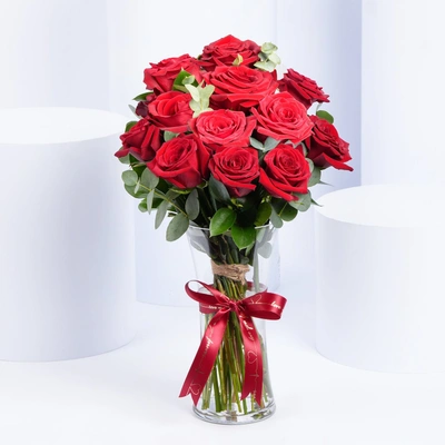 Elegant 12 Fresh Red Roses in Designer Vase
