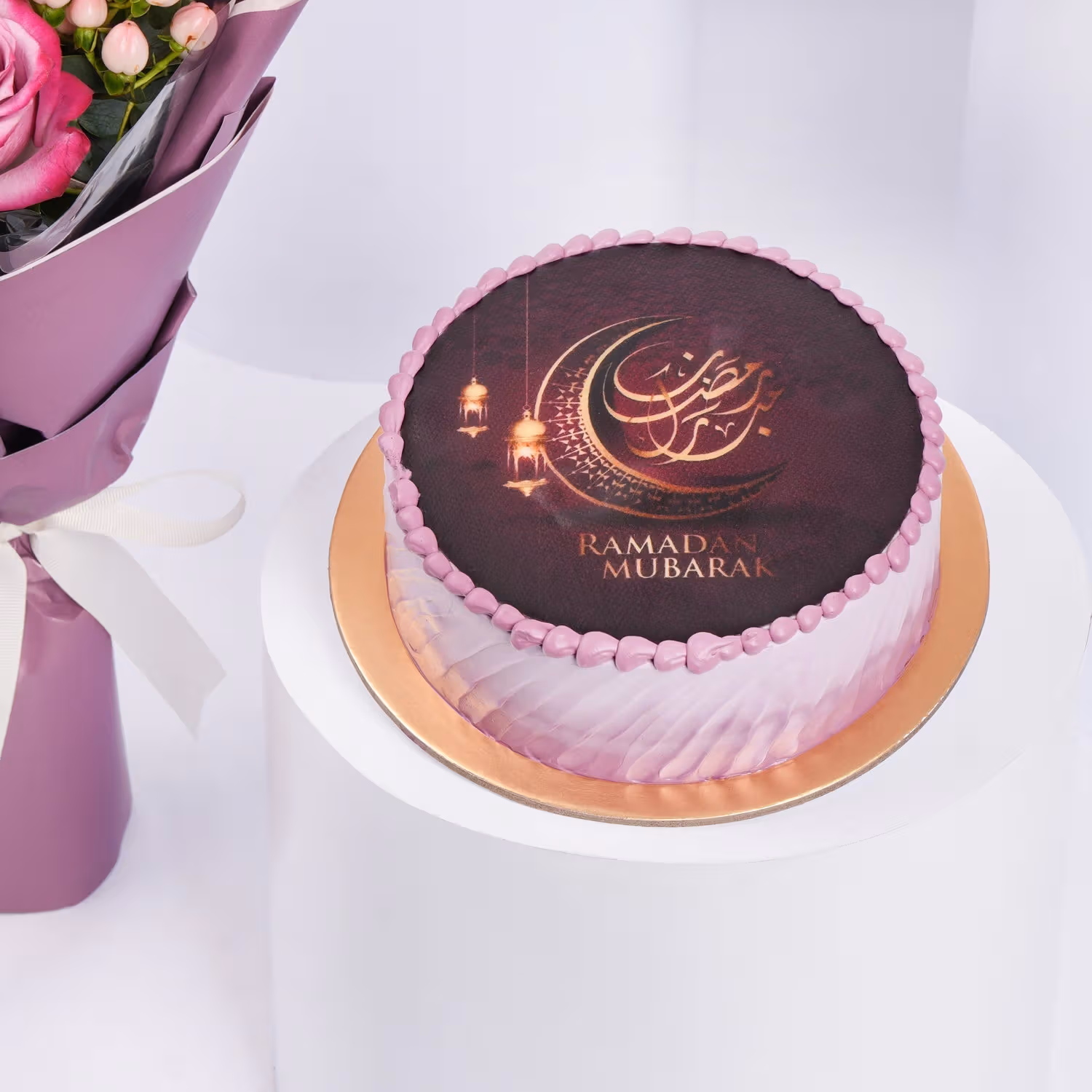 كعكة شوكولاتة رمضان مبارك الفاخرة مع باقة زهور وردية أنيقة