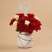 تنسيق زهور عيد الحب الأنيق في مزهرية سيراميك فنية