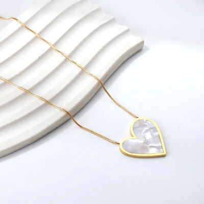 قلادة فاخرة بقلب من عرق اللؤلؤ من Signature Jewelry - أناقة خالدة
