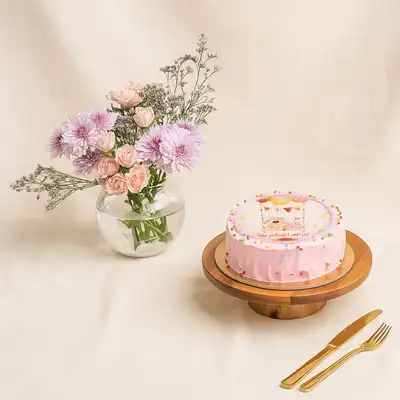 مزهرية ورد مع كيك مخصص للمولودة
