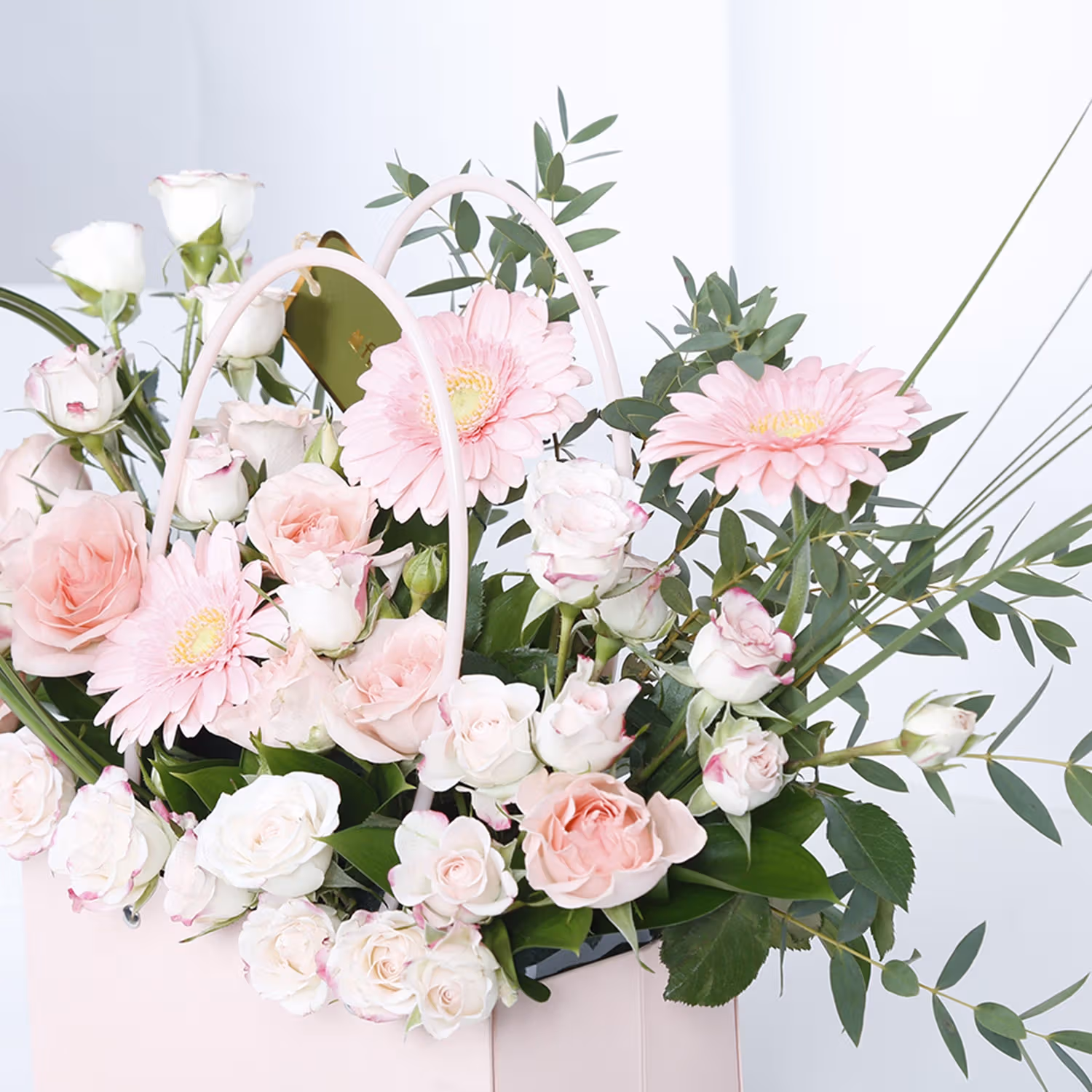 Gerbera & Rose Radiance: A Stunning Floral Arrangement