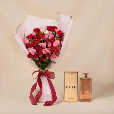 باقة زهور وردية وحمراء أنيقة مع عطر لانكوم إيدول لو 100 مل