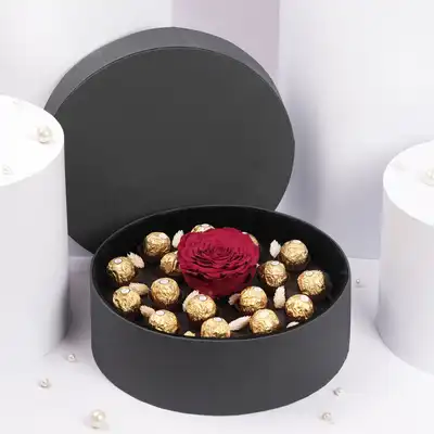 صندوق هدايا فاخر من فيريرو روشيه والوردة الأبدية