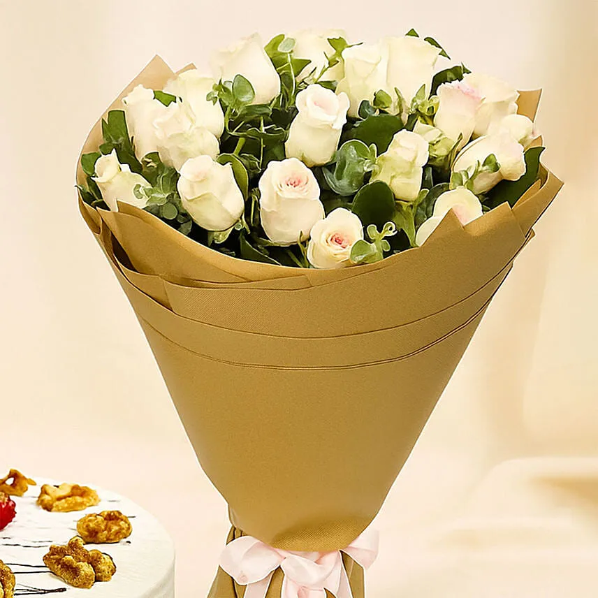 Mocha Cake and Peach Rose Bouquet