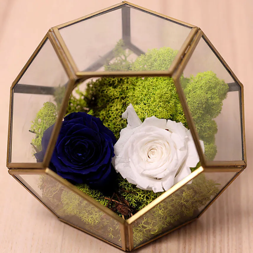 Blue And White Roses In Designer Base With Cake