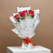 باقة ورود حمراء رومانسية وكعكة شوكولاتة فاخرة