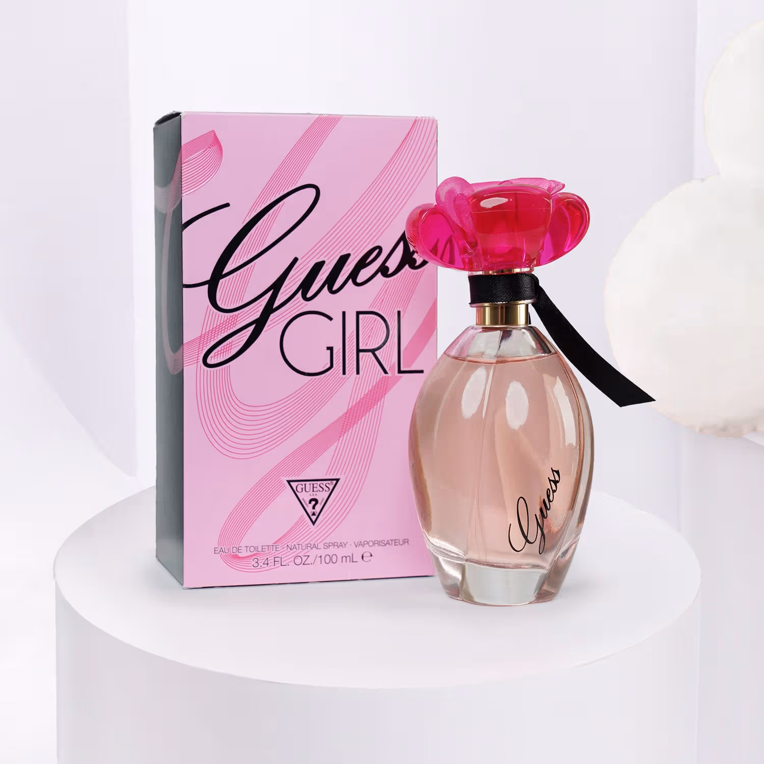 عطر جيس جيرل مع باقة زهور أنيقة لها
