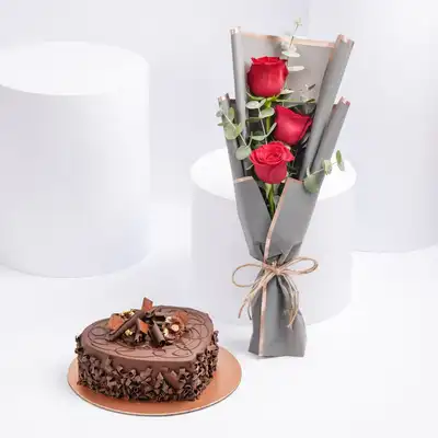 باقة ورود حمراء أنيقة وكعكة شوكولاتة فاخرة