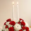 ورد طاولة مع شموع عيد الميلاد