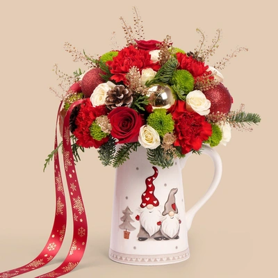 ترتيب زهور عيد الميلاد في إبريق زخرفي