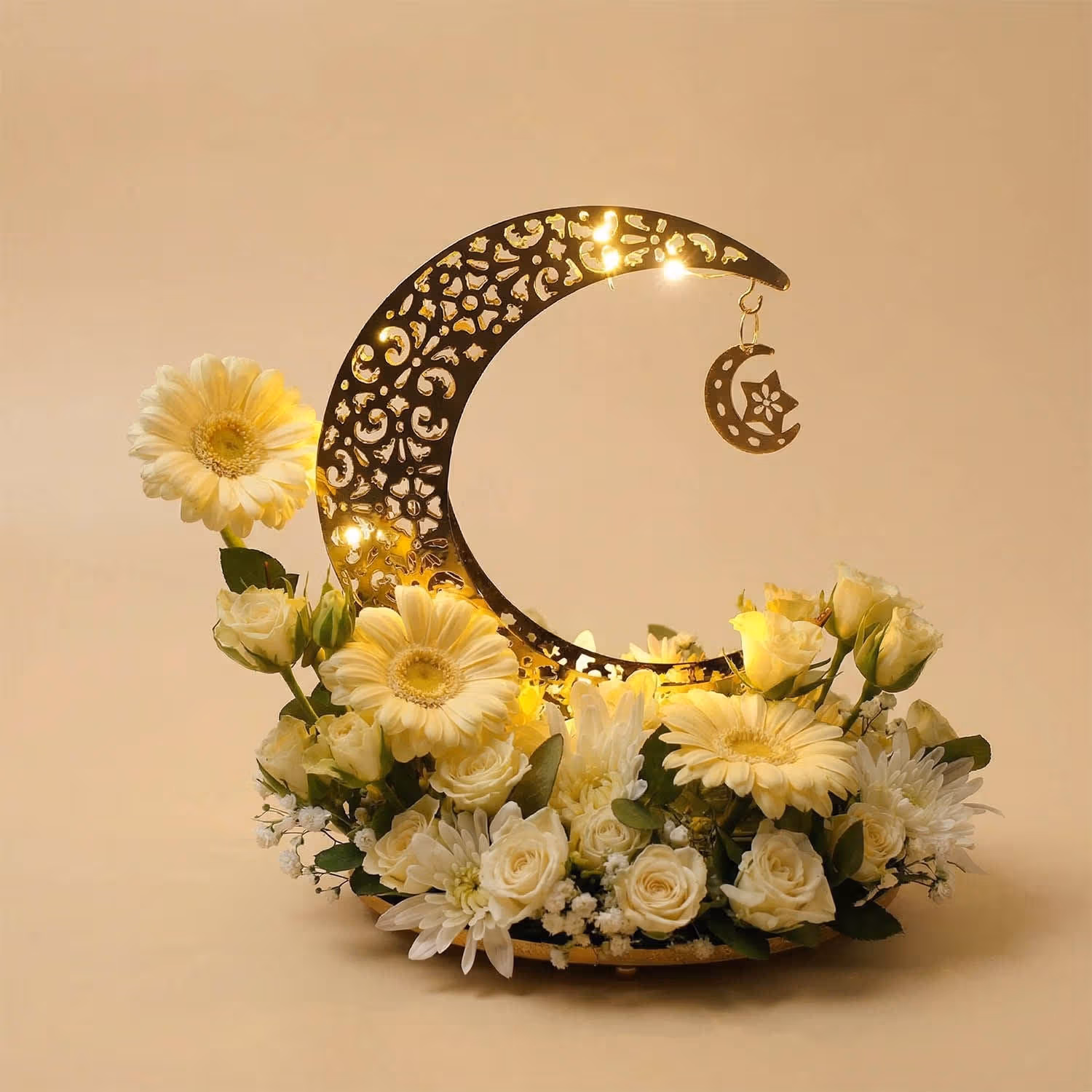 ورد ابيض في صينية هلال رمضان ذهبية