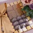 شوكولاتة آني وداني مع ورد بيوني صناعي