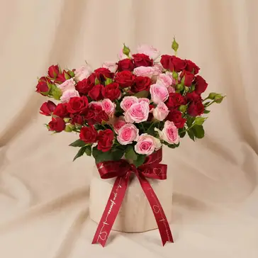 Endless Love Story: Elegant Red and Pink Spray Roses in Designer Vase - Arrangements