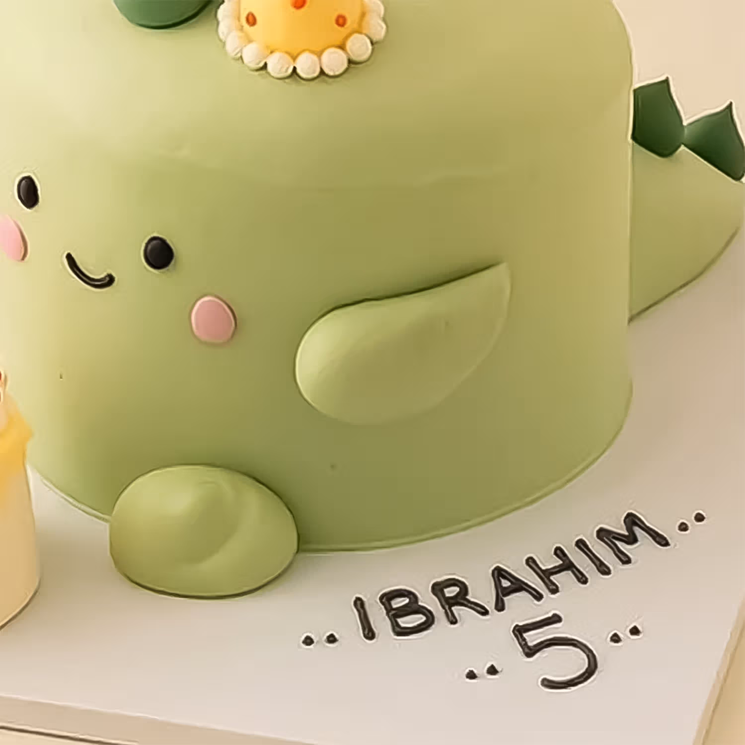 داينو كيك عيد ميلاد اطفال - 1.5 كيلو / شوكولاته