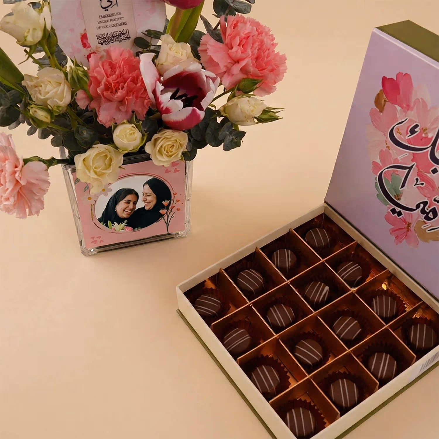 فازة عيد الأم مخصصة بالصورة مع شوكولاتة