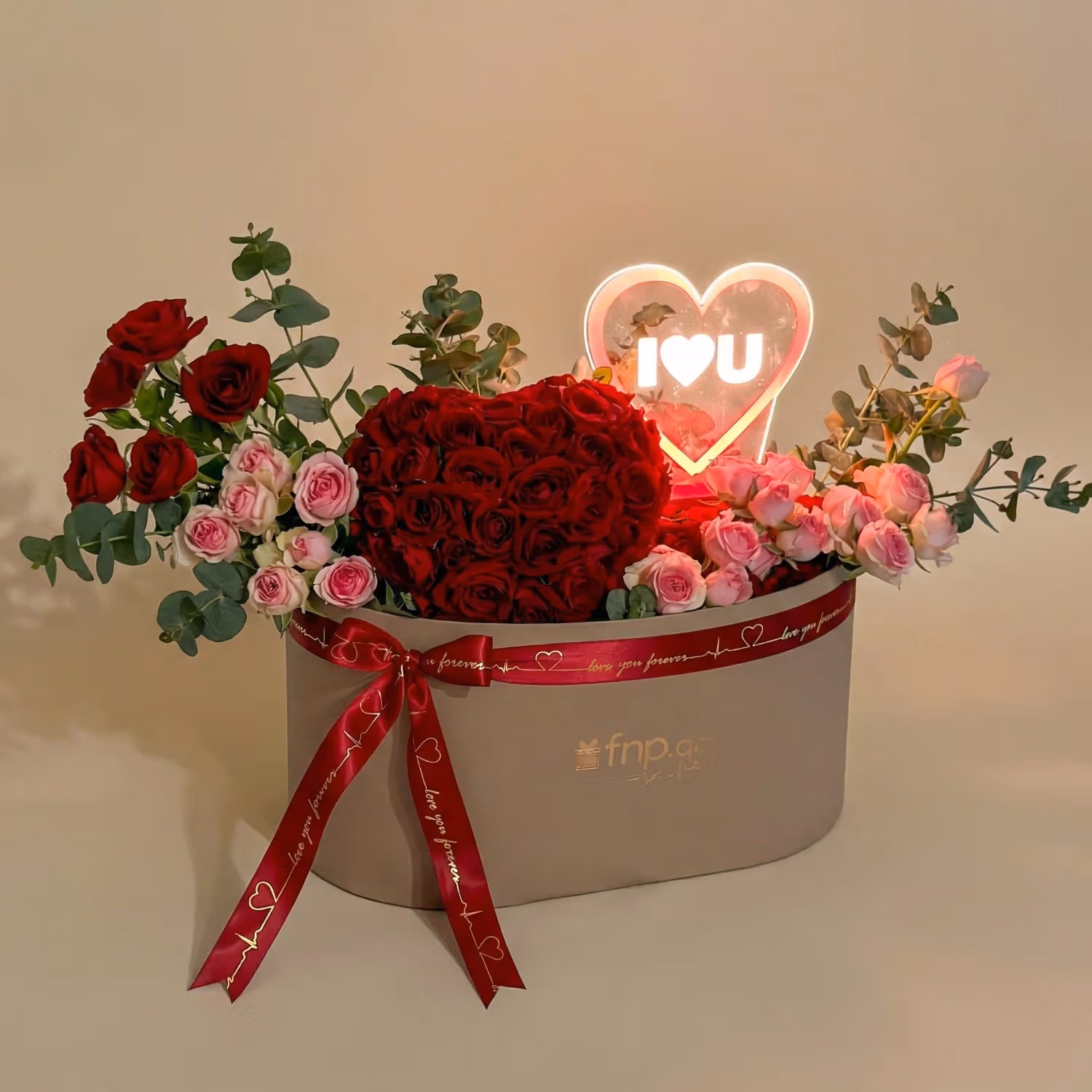 تنسيق زهور الحب الأبدي لعيد الحب