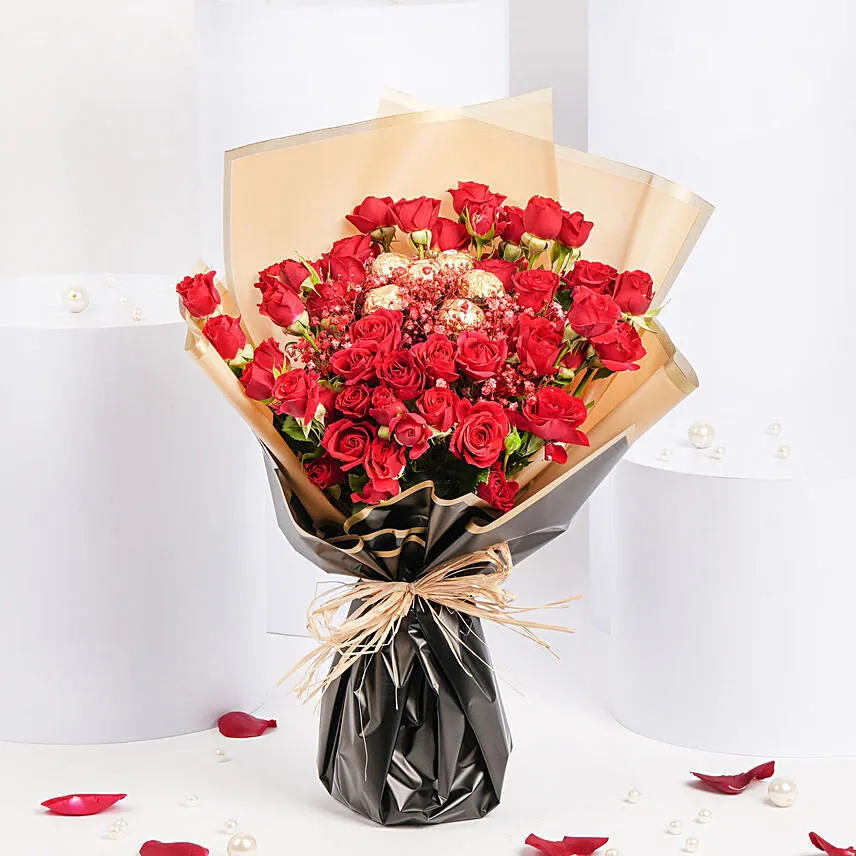 باقة روشيه مع ورود بخاخ حمراء