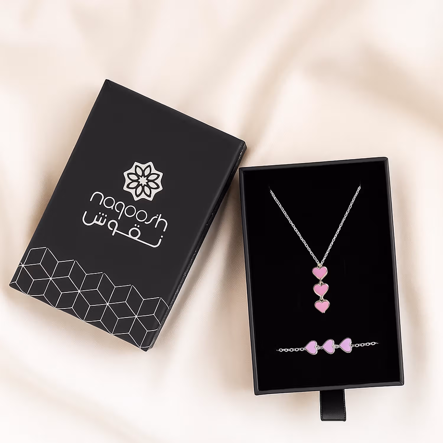 طقم عقد أحلام اللافندر مع باقة ورد حمراء