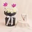 عقد نسائي من ديسي و بوكيه ورد
