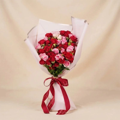باقة ورود بخاخ وردية وحمراء ساحرة لها
