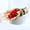 رومانسية أنيقة: باقة ورود حمراء كلاسيكية