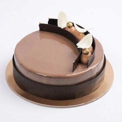 Decadent Caramel Gold Fudge Cake with Elegant Chocolate Design