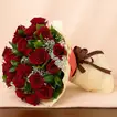 بوكيه ورد أحمر فخم في غلاف بيج