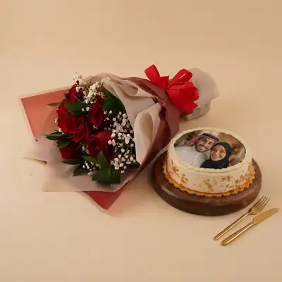 كومبو حب | بوكيه ورد أحمر و كيك بالصورة - 1.5 كيلو
