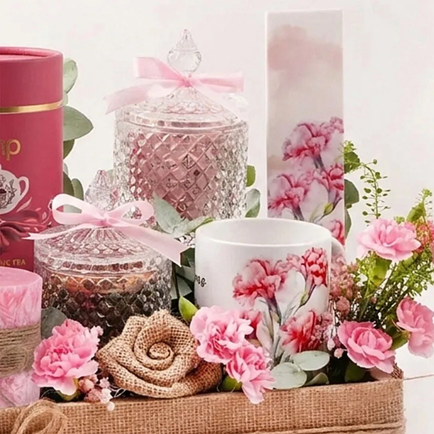 سلة هدايا مع ورود زهرية راقية