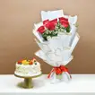 باقة ورود حمراء رومانسية وكعكة فواكه طازجة