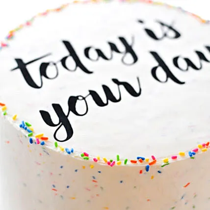 احتفل مع كعكة الشوكولاتة بالكريمة اللذيذة