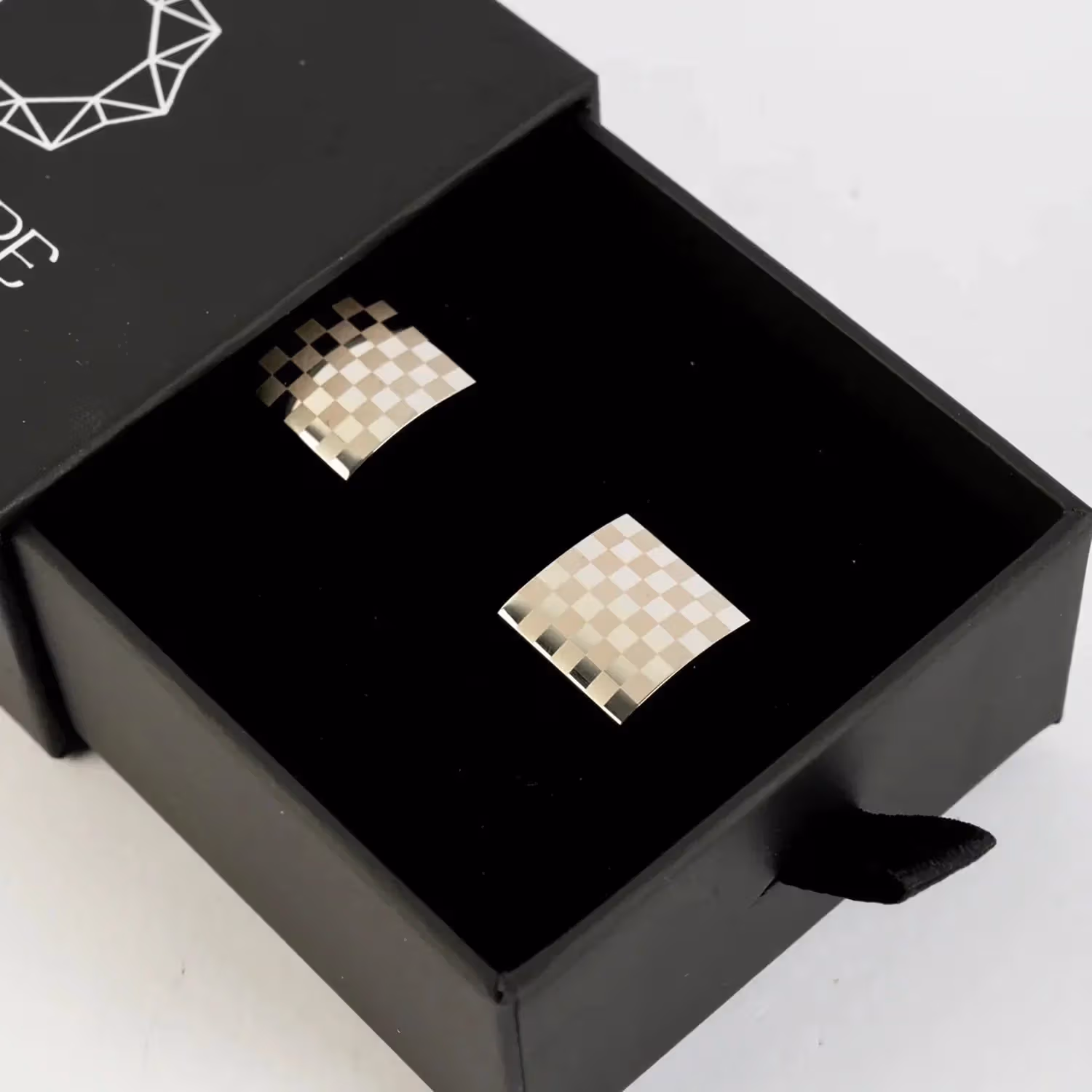 Luxurious Signature Jewelry Checkered Cufflinks for Men