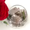 قصيدة حب أنيقة: تنسيق الورود الحمراء والأوركيد الأبيض