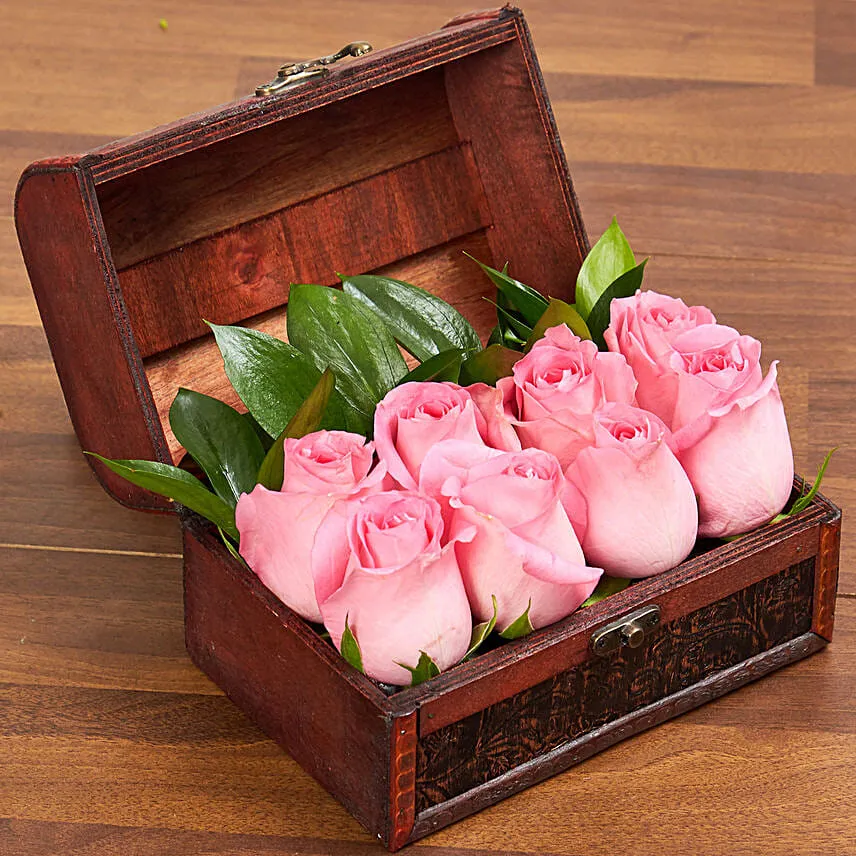 صندوق صغير مميز يحتوي زهور وردية ساحرة