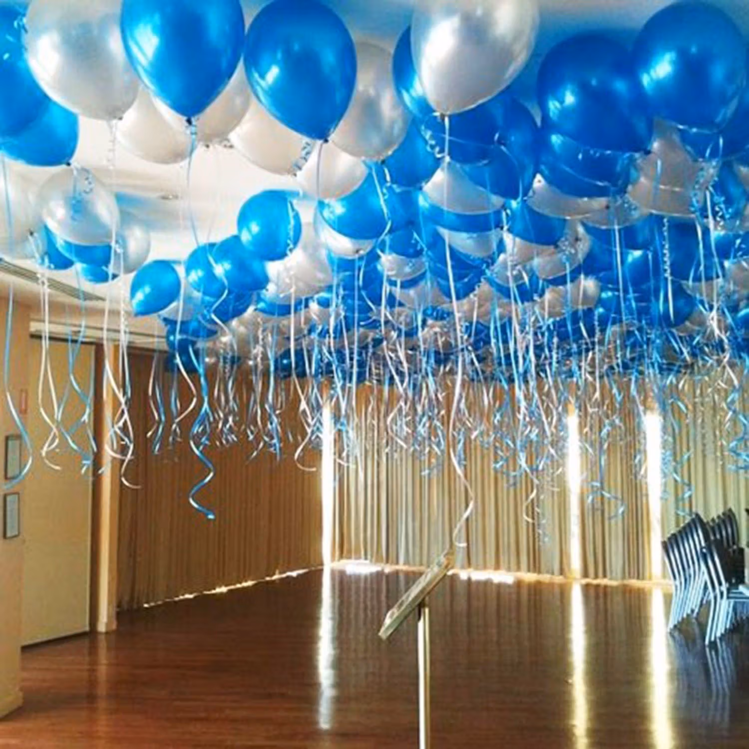 زينة بالونات الهيليوم الزرقاء والفضية للأحداث