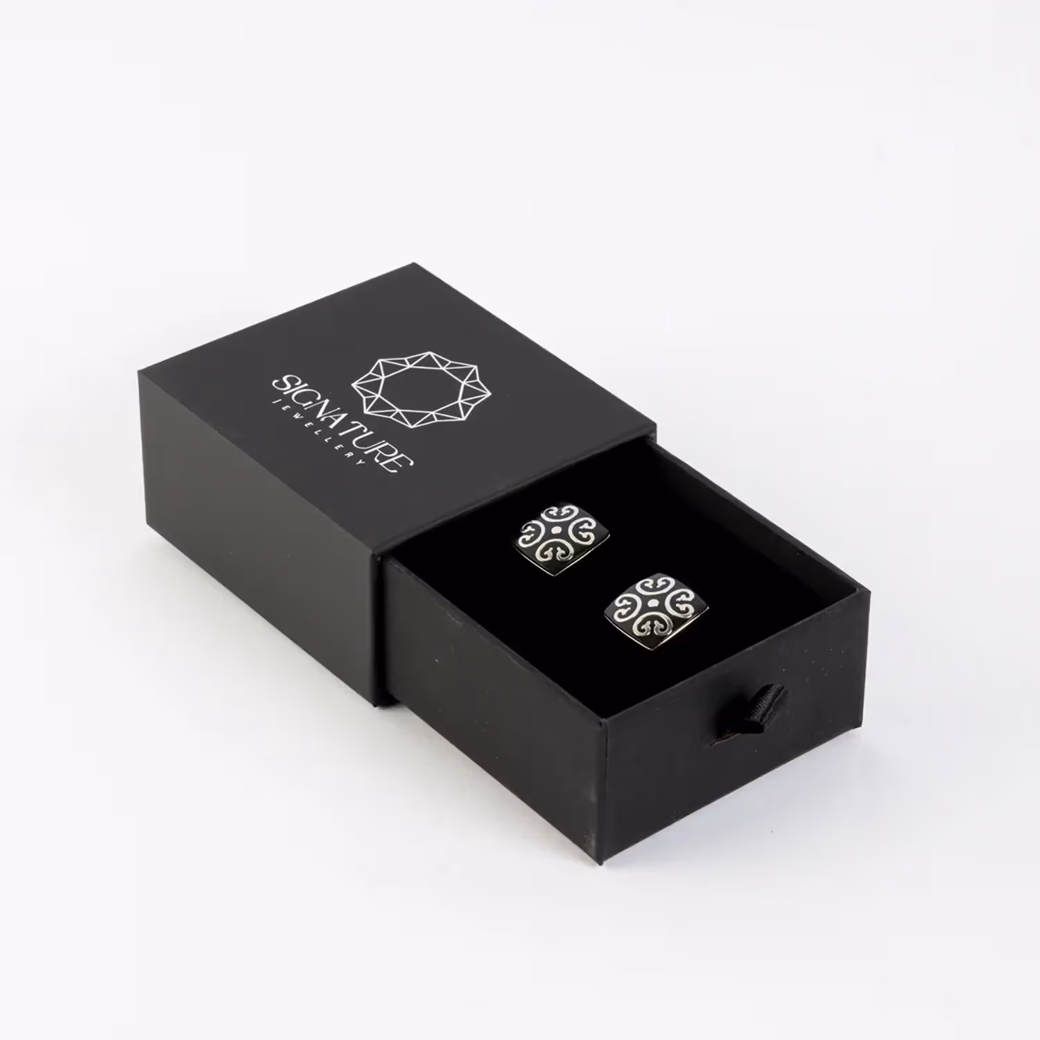 سلة هدايا أنيقة مع أزرار أكمام بتصميم دوامة بالمينا السوداء من Signature Jewelry