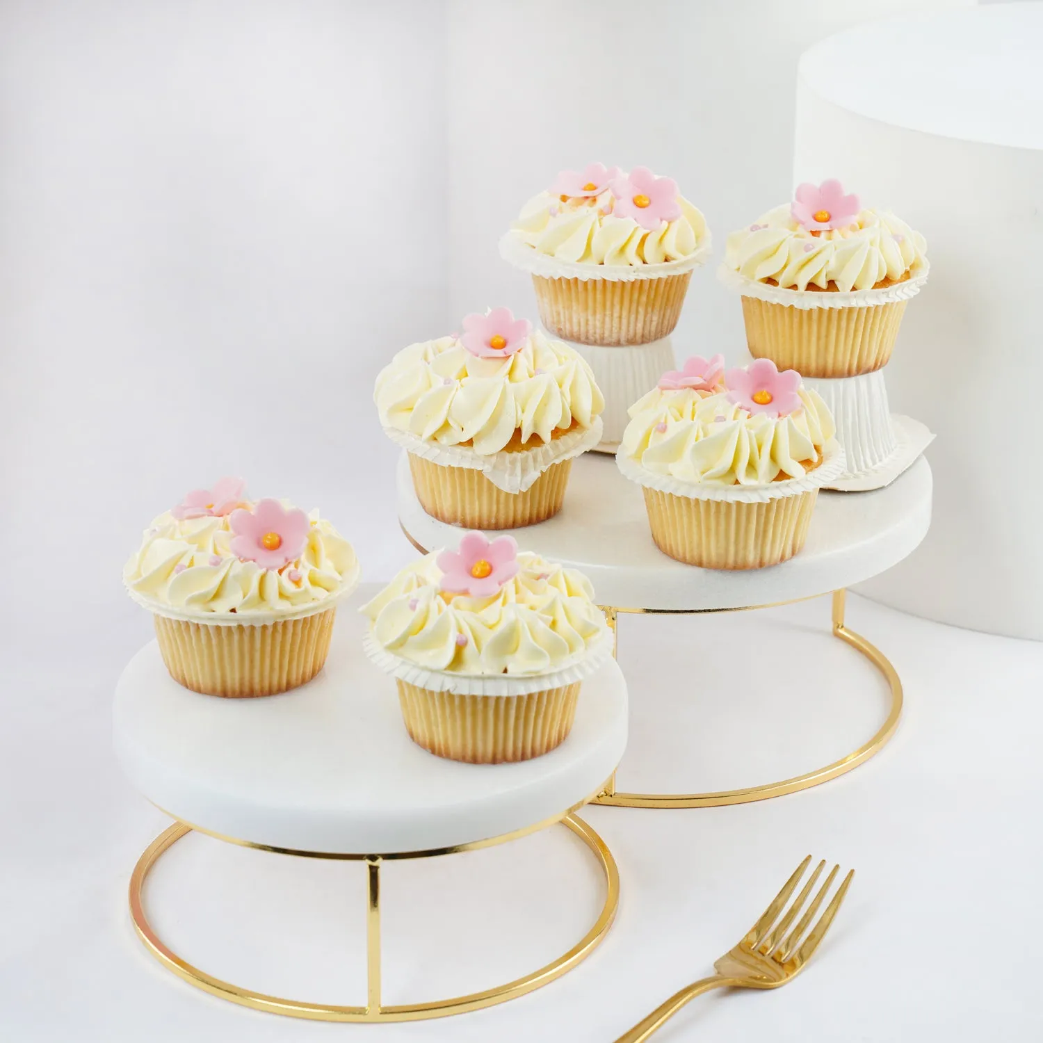 Heavenly Vanilla Cupcakes with Elegant Floral Toppings