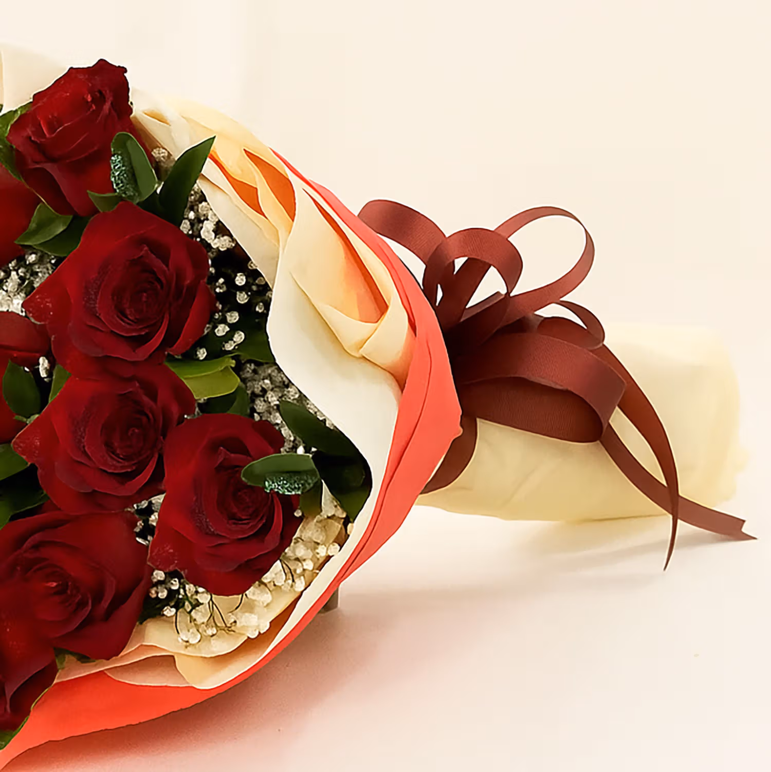 بوكيه ورد أحمر فخم في غلاف بيج