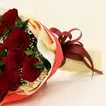 بوكيه ورد أحمر فخم في غلاف بيج
