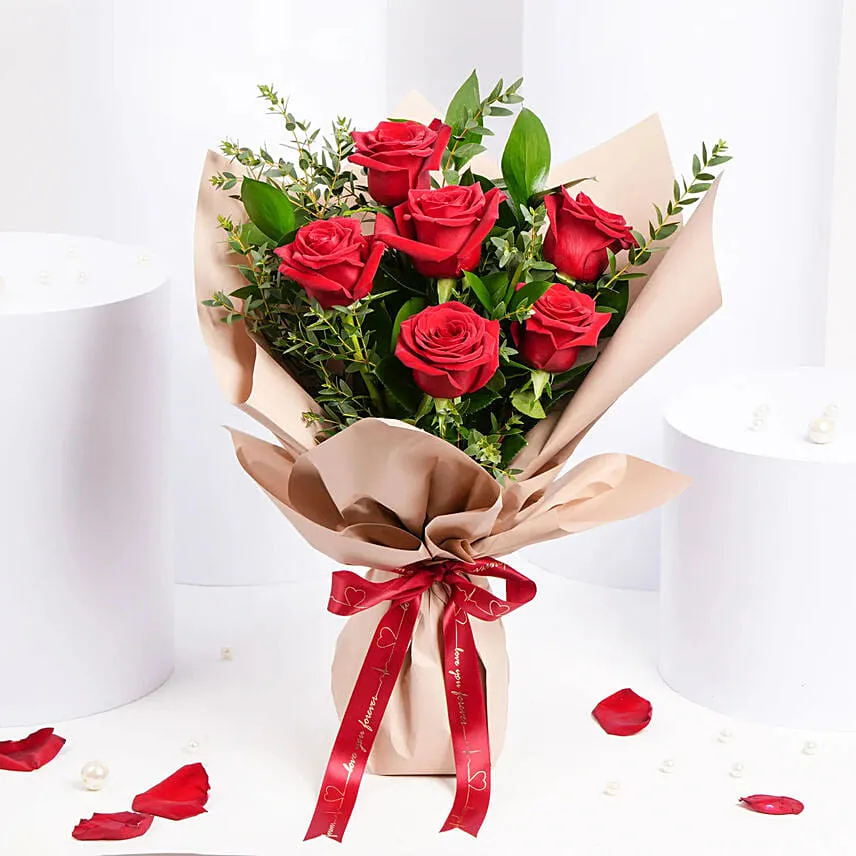 باقة أنيقة - 6 ورود حمراء مع أوكاليبتوس وروسكوس