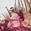 زهور متنوعة وشوكولاتة فاخرة في قفص زخرفي